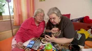 Elke und Dagmar sich in Gelsenkirchen über barrierefreies Wohnen austauschen.