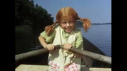 Pippi (Inger Nilsson) lenkt den Kahn auf die Insel zu.