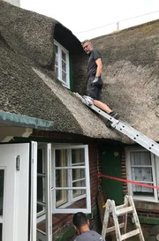 Im Sommer finden auf der Warft von Süderoog umfangreiche Reparatur- und Instandsetzungsarbeiten durch Fachkräfte vom Festland statt.; NDR Fernsehen DIE NORDSTORY - PENDELN ZWISCHEN SÜDEROOG UND PELLWORM, "Das Halligkind wird eingeschult", am Freitag (18.10.24) um 20:15 Uhr. Im Sommer finden auf der Warft von Süderoog umfangreiche Reparatur- und Instandsetzungsarbeiten durch Fachkräfte vom Festland statt. © NDR, honorarfrei - Verwendung gemäß der AGB im engen inhaltlichen, redaktionellen Zusammenhang mit genannter NDR-Sendung und bei Nennung "Bild: NDR" (S2). NDR Presse und Information/Fotoredaktion, Tel: 040/4156-2333 oder -2305, pressefoto@ndr.de