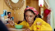 Nina (Amara Okereke) ist bei der Strandhausclique untergekommen.