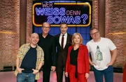 Moderator Kai Pflaume (M.) und seine Rateteam-Kapitäne Bernhard Hoëcker (l.) und Elton (r.) begrüßen in dieser Sendung den Schauspieler Herbert Knaup (2.v.l.) und die Schauspielerin Sabine Postel (2.v.r.).