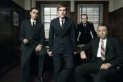 Inspektor Morse und seine Kollegen von der Oxford Police: von links nach rechts: Peter Jakes (Jack Laskey), Endeavour Morse (Shaun Evans), Chief Superintendent Bright (Anton Lesser) und DI Fred Thursday (Roger Allam).
