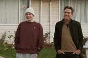 Pete (Pete Davidson, l.) steht mit Onkel Tommy (Bobby Cannavale, r.) im Garten und sie lachen. Die beiden haben schon zusammen manchen Mist im Leben erlebt und Onkel Tommy hilft Pete, damit dieser sein Leben in den Griff bekommt.