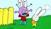 Simon (l.) erschreckt seinen kleinen Bruder Franz (r.) mit einer selbstgebastelten Monstermaske.