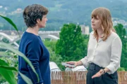Ermittlerin Johanna "Joe" Haizinger (Katharina Stemberger, l.) glaubt, dass ihre tragische Vergangenheit mit in den Fall verwickelt ist. Ihre Chefin Nele Oldendorf (Anna Hausburg, r.) ist zwar besorgt um sie, aber möchte sich dadurch keinesfalls steuern lassen. Ist Joe durch ihre emotionale Bindung zum Fall gefährdet?