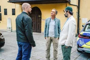 Pfarrer Reiser (Stephan Zinner, links) und Imam Kilic (Bijan Zamani, rechts) diskutieren mit Kriminaler Steiner (Klaus Haderer, Mitte). Pfarrer Reiser (Stephan Zinner, links) und Imam Kilic (Bijan Zamani, rechts) diskutieren mit Kriminaler Steiner (Klaus Haderer, Mitte).