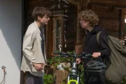 Lennart Neumüller (Jonas Kaufmann, r.) möchte, dass sein Bruder Vinzent (Tom Böttcher, l.) sich mehr um sein eigenes Leben kümmert.