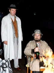 WDR Fernsehen TATORT, "Bienzle und der Mord im Park", Fernsehfilm, Deutschland 1995, Regie Dieter Schlotterbeck, am Mittwoch (09.01.13) um 22:55 Uhr. Die Morde an den Nichtseßhaften lassen Bienzle (Dietz Werner Steck. li.) keine Ruhe. Immer wieder geht er nachts in den Park und spricht mit den Pennern, die dort wohnen. Alfons Schierle (Walter Schultheiß) lebt schon lange auf der Strasse und ist Spott und Verachtung seiner Mitmenschen gewohnt. Dass man ihnen nun ans Letzte will, das sie noch haben, ihr Leben, will ihm nicht in den Sinn.