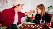 Marina und Julian haben sich doll gestritten und versuchen sich wieder zu vertragen.