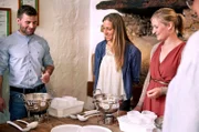 Veronikas Sohn Andreas (l.), macht mit den Damen Rahmkäse. Dorothea John und Barbara Schmitt (v.l.) schauen zu.