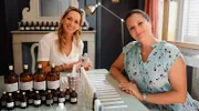 In Aix en Provence belegt Tamina Kallert (l.) einen Parfum-Workshop bei Magali Fleurquin-Bonnard.