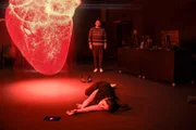Samira Baran forscht an Herzen, doch ihr eigenes schlägt nun nicht mehr. Ist Konkurrenz in der Liebe oder Konkurrenz in der Forschung das stärkere Motiv, Samira Baran zu ermorden? (Harwin Kravitz als Milan Louka)