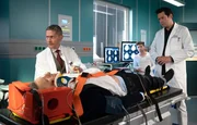 Hauke Friedrich (Oliver Konietzny, liegend) ist schwer aufs Becken gestürzt und Dr. Brentano (Thomas Koch, re.) zieht Dr. Kaminski (Udo Schenk, li.) zu Rate. Dieser bittet Kris Haas (Jascha Rust, 2.v.re.) ein Kontrastmittel-CT vorzubereiten.