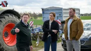 Die Kommissarin Karoline Joost (Nike Fuhrmann, M.) und Kommissar Lars Pöhlmann (Dominic Boeer, r.) treffen bei ihren Ermittlungen auf den Landwirt Henning Thiede (Hans Brückner, l.). Schnell stellt sich heraus, dass Thiede eine jahrzehntelange Rivalität und Feindschaft zum Mordopfer pflegte. Streit gab es vor allem wegen unsachgemäßen Abwicklungen von LPG-Höfen in der Nachwende-Zeit. Doch hat Thiede auch etwas mit dem Tod seines Kontrahenten zu tun?