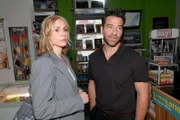 Zoe (Lara Dandelion Seibert) scheint Carlos (Patrick Fernandez) fest an ihrer Seite zu haben.
