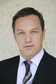 Max Gertsch (Dr. Burkhard Riedel).