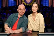 Rateteam-Kapitän Bernhard Hoëcker (l.) mit Schauspielerin und Model Laura Berlin (r.).