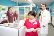 (Bettina Lamprecht, l.), Lizzy Riedmüller (Theresa Underberg, 2.v.l.), Talula Pfeifer (Carolin Walter, 2.v.r.) und Dr. Tobias Lewandowski (Eric Klotzsch, r.).