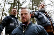 Biker Groll (Aurel Manthei, vorne) in Todesangst: Bandenchef Andy (Nicki von Tempelhoff) und Ricky (Julian Schmieder) möchten „die Ratte“ erledigen.