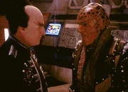 Londo Mollari (Peter Jurasik, li.) und G'Kar (Andreas Katsulas) führen wieder ein Streitgespräch.