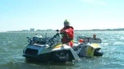 Perfekt für den schnellen Einsatz in Watt und Meer: Das neueste Fahrzeug der Rettungsstation in Duhnen, einem Ortsteil von Cuxhaven, ist Quad-Ski, eine Amphibienkombination aus Quad und Jetski.