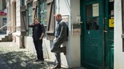 Olli (Jens Kipper, l.), der Besitzer von Totenmanns Kiste, hat einen Schlüssel zu Kims Wohnung. Warum? Was hat ihn mit der besten Freundin seiner Tochter verbunden? War Jean hinter sein Geheimnis gekommen? Die Ermittler müssen nun die richtigen Schlüsse ziehen.