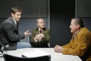 Juwelier Toni Eiglsberger äußert gegenüber Korbinian Hofer und Christian Lind einen Verdacht (v.li.: Tom Mikulla, Christian Schneller, Joseph Hannesschläger).