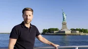 Mirko Drotschmann und die amerikanische Freiheitsstatue im Hafen von New York.