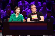 Rateteam-Kapitän Elton (r.) mit Schauspielerin Emilia Schüle (l.).