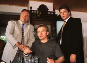 Kriminalhauptkommissar Stefan Kehler (Wolfgang Bathke, li.) und Kriminalkommissar Peter Wolniak (Uwe Fellensiek, re.) verhaften Bernd Martens (Horst Kotterba). Hat er seine kleine Tochter umgebracht?