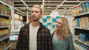 Nach dem Besuch in der Kinderwunschklinik gehen Hilma (Alba August) und Ola (Björn Gustafsson) aufgedreht einkaufen.