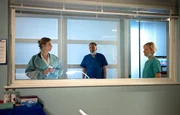 Dr. Kathrin Globisch (Andrea Kathrin Loewig, re.) hat die Sedierung bei Katja Brückners (Julia Jäger, li.) Noch-Ehemann vollständig entfernt, er zeigt jedoch keinerlei Reaktion. Als Roland Heilmann (Thomas Rühmann, mi.) Katja bittet, in seinem Büro einen Tee zu trinken, ahnt Katja, dass Roland mit ihr über die Patientenverfügung reden muss.