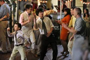 Brick (Atticus Shaffer, l.), Brad (Brock Ciarlelli, 2.v.l.), Axl (Charlie McDermott, M.), Sean (Beau Wirick, 2.v.r.) und Darrin (John Gammon, r.) amüsieren sich auf der Hochzeitsfeier von Bricks und Axls Onkel prächtig, auch wenn es zunächst nicht danach aussah ...