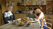Die Kinder der vermissten Oda Jahnke, Mimi Jahnke (Berit Vander, l.) und Julian Jahnke (Manuel Santos Gelke, M.) ziehen vorübergehend zu einer Freundin von Oda Sabine Ritter (Teresa Harder, r). Sie kümmert sich um die beiden Kinder.