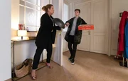 Als Sarah Marquardt (Alexa Maria Surholt) abends nach Hause kommt, hat sie das Gefühl, dass jemand in ihrer Wohnung war. Als dann auch noch ihre Tür aufgeht, bewaffnet sie sich mit einer Pfanne. Ihr Sohn Bastian (Johann Lukas Sickert) traut seinen Augen nicht, als er von seiner Mutter angegriffen wird.