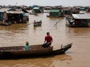 Um in Chong Kneas, einem Dorf in Kambodscha,  voranzukommen braucht Dirk Steffens ein Boot. Die Häuser dieser ungewöhnlichen Gemeinde treiben als Flöße auf dem dem Tonle Sap See - selbst Schule, Kirche und Tankstelle sind da keine Ausnahmen.