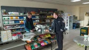 Timmermann (Mathias Junge, r.) befragt den Verkäufer (Lothar Berger, l.) des Tankstellen-Shops. Doch weder er noch seine Kollegin von der Nachtschicht hat in der Nacht zuvor etwas mitbekommen. Hat die Videoüberwachung der Tankstelle etwas aufgezeichnet, was den Ermittlern weiterhelfen kann?