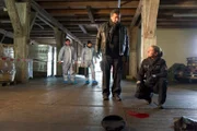 Hans (Bruno F. Apitz, 2.v.r.) und Franzi (Rhea Harder, r.) versuchen herauszufinden, was am Tatort passiert ist.