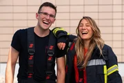 Jasmina und Tim freuen sich &uuml;ber die gegl&uuml;ckte &Uuml;bung der Feuerwehr am brennenden Container.