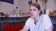In Hamburg-Barmbek bereitet sich Jessica (39) auf den letzten Gerichtstermin mit dem Jugendamt vor. Es wird endgültig über die Zukunft ihres Sohnes entschieden. Olaf (54) darf aufgrund seiner nicht anerkannten Vaterschaft nicht am Verfahren teilnehmen. Das bedeutet: Jessica muss nun alleine entscheiden, ob sie ihren Sohn auch wirklich zur Adoption freigibt.