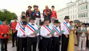 ARD/RB STRANDLEBEN, "die Geschichte der deutschen Seebäder", am Montag (10.12.12) um 23:30 Uhr im ERSTEN. Mit dem historischen Anbaden am Ostsee-Strand von Heiligendamm wird jedes Jahr die Badesaison eröffnet. Es erinnert an die Gründung des ersten deutschen Seebades durch Friedrich-Franz I., Großherzog von Mecklenburg, im Jahr 1793.