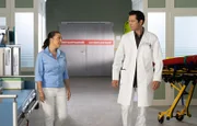 Arzu (Arzu Bazman) versucht Philipp (Thomas Koch) zu beruhigen, dass ihr kleiner Sohn Max es am Morgen nicht so gemeint hat. Philipp ist nicht Max' leiblicher Vater und das hat er Philipp morgens in einem kleinen Streit an den Kopf geknallt.