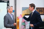Ringo (Timothy Boldt, r.) macht Benedikt (Jens Hajek) eindringlich deutlich, dass Easy sich die Überraschungsparty verdient hat.