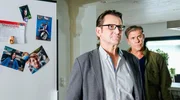 Finn (Sven Martinek, r.) und Lars (Ingo Naujoks, r.) sprechen mit einem frustrierten Joachim Schreiber.