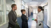 Kann die Assistenzärztin Johanna Wagner den Ermittlern weiterhelfen oder hat sie etwas Verdächtiges beobachtet? Denn inzwischen steht fest: Einen ähnlichen Wagen, wie er am Tatort beobachtet wurde, fahren sowohl die Brauns als auch Dr. Zwerger. (v.l.n.r.: Dominic Boeer, Claudia Schmutzler, Theresa Henning).
