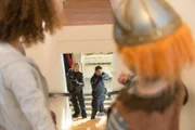 Melanie (Sanna Englund, 2.v.l.) und Tarik (Serhat Cokgezen, 2.v.r.) wurden zu einem Einbruch gerufen. Vor Ort finden sie statt des Einbrechers allerdings nur das Au-Pair-Mädchen Tami und den kleinen Jasper. Beide hielten sich vor dem Einbrecher versteckt.