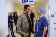 (v.li.): Kristina Bangert (Helga Rauper), Claudia Kottal (Leila Mikulov), Johannes Zeiler (Andreas Bergfeld), Holger Schober (Roman Mohácsi), Magdalena Kronschläger (Chirurgin).