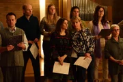 Angelika Flierl (Bernadette Heerwagen, 2.v.r.) knüpft Freundschaften in ihrem neuen Chor. Gerade Olivia Fallmerayer (Kathrin von Steinburg, M.) findet sie sympathisch. Doch nicht alle ihrer Kolleginnen und Kollegen sind so harmlos, wie sie auf den ersten Blick wirken.
