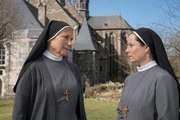 Schwester Helena (Maren Kroymann, l.) will den Rücktritt von Schwester Christa (Inka Friedrich, r.) von ihrem Amt als Cellerarin nicht anerkennen. Schwester Helena (Maren Kroymann, l.) will den Rücktritt von Schwester Christa (Inka Friedrich, r.) von ihrem Amt als Cellerarin nicht anerkennen.