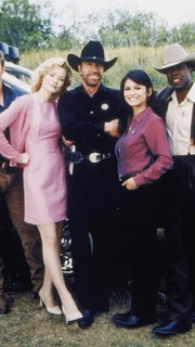 v.l.: Francis Gage (Judson Mills) , Alex Cahill (Sheree J. Wilson), Cordell Walker (Chuck Norris), Sidney Cooke (Nia Peeples) und James Trivette (Clarence Gilyard Jr.)